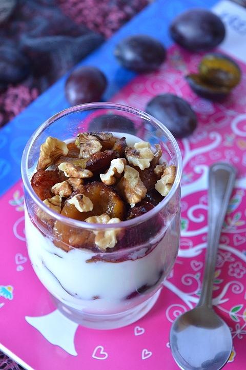 Jesienny jogurt z pieczonymi śliwkami i orzechami