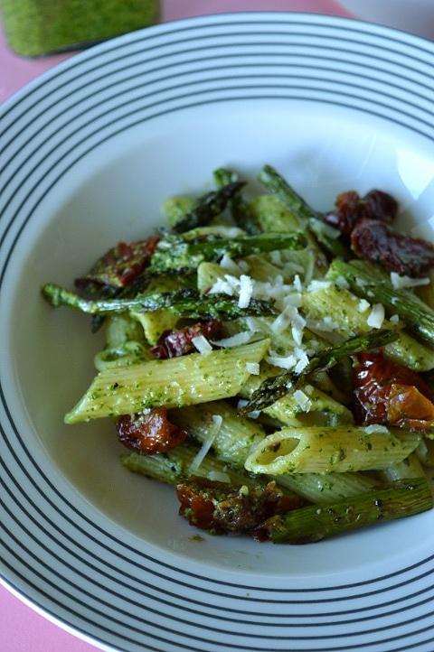 Makaron z pesto, szparagami i suszonymi pomidorami