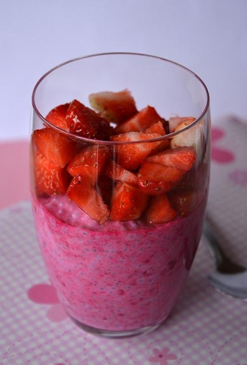 Różowy pudding z chia, bananem i burakiem na śniadanie