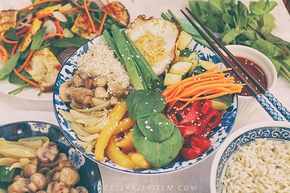 Bibimbap wegetariański z ryżem i warzywami Koreański