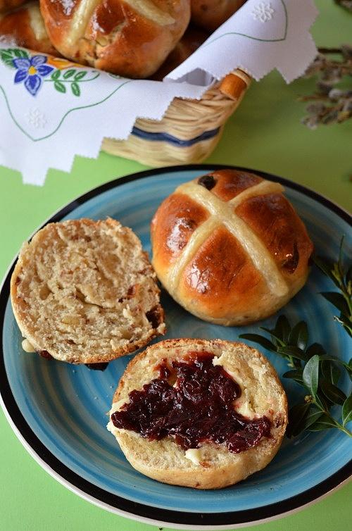 Hot cross buns - tradycyjne angielskie bułeczki z rodzynkami i przyprawami