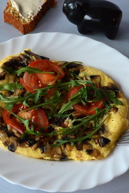 Puszysty omlet z pieczarkami na śniadanie