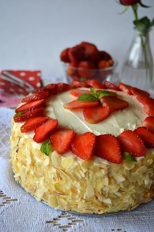 Tort śmietankowo-truskawkowy