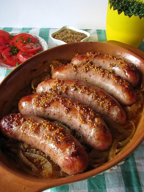 Biała kiełbasa pieczona z cebulą musztardą i piwem