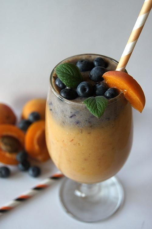 Smoothie jaglany z morelami i borówkami