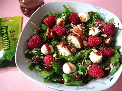Sałatka z rukolą mozzarellą malinami i kurczakiem w glazurze malinowo-miodowej