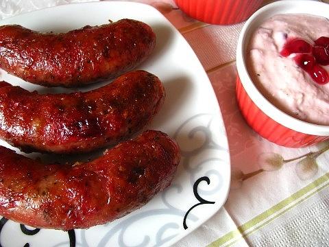 Pieczona biała kiełbasa z żurawiną i chrzanem