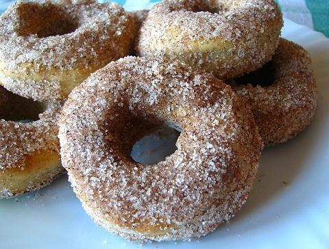 Pieczone pączki z cynamonową posypką