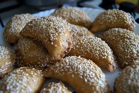 Chrupiące pieczone pierożki z nadzieniem z karmelizowanej cebuli, jabłka i żurawiny
