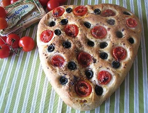 Focaccia z pomidorami i oliwkami na Walentynki