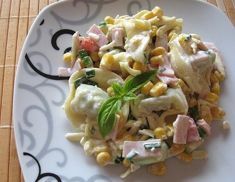Sałatka z tortellini, szynką i serem