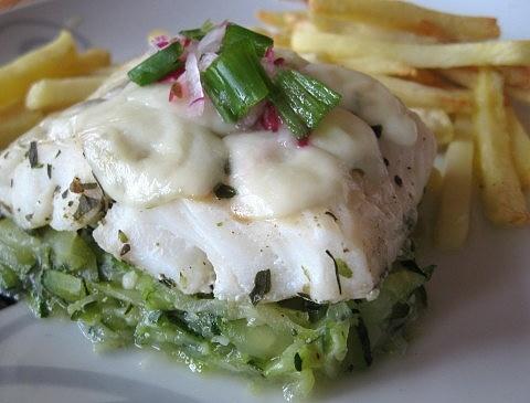 Ryba zapiekana z serem mozzarella i cukinią