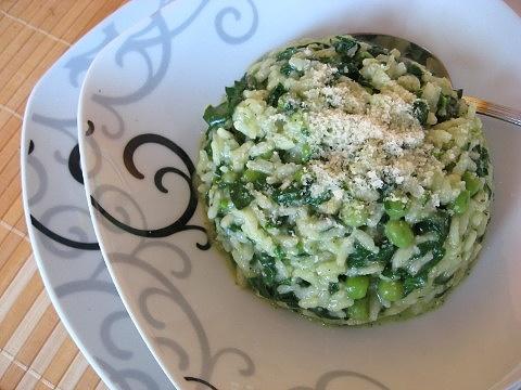 Szmaragdowe risotto ze szpinakiem i groszkiem