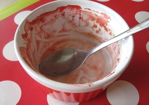 Crumble z białą czekoladą i truskawkami