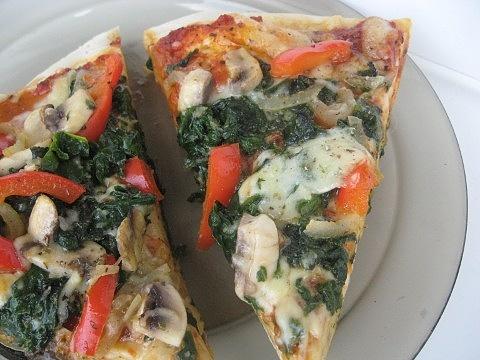 Pizza ze szpinakiem, pieczarkami i papryką