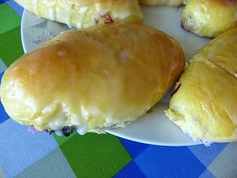 Jagodzianki – drożdżane ciasto z jagodami