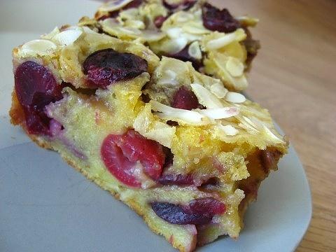 Clafoutis z czereśniami i migdałami
