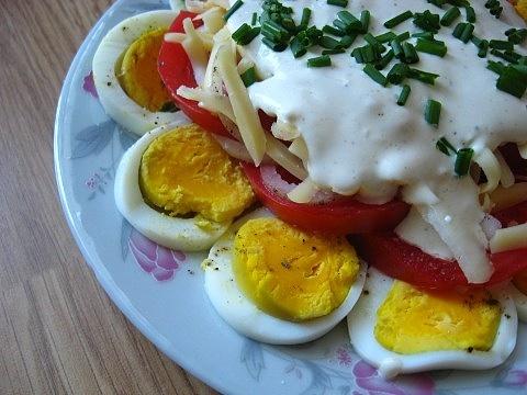 Warstwowa sałatka pomidorowo-jajeczna
