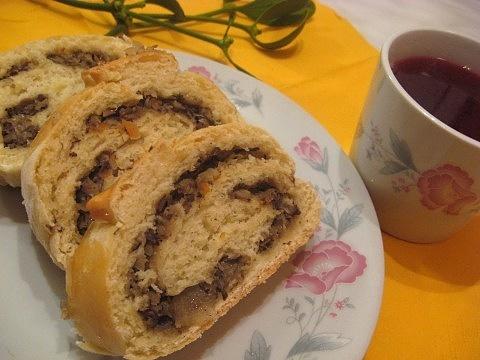 Drożdżowy kulebiak z kapustą i grzybami