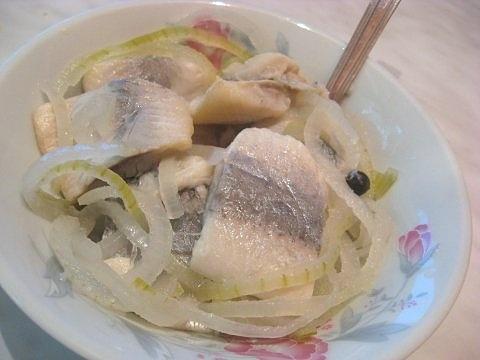 Śledzie w occie z cebulą