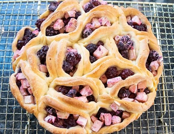 Ciasto drożdżowe z jabłkami i jeżynami