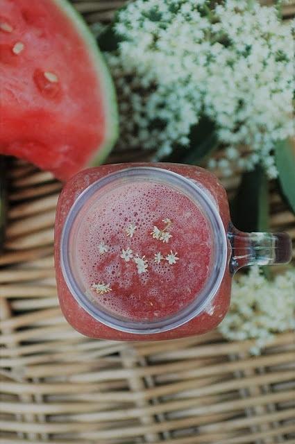 Smoothie z kwiatami bzu