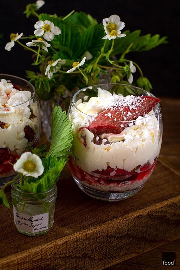 Eton Mess z pieczonym rabarbarem
