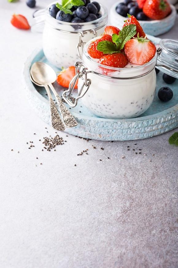 Pudding z chia z borówkami i truskawkami
