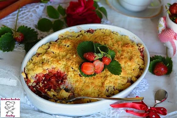 Crumble z rabarbarem i truskawkami
