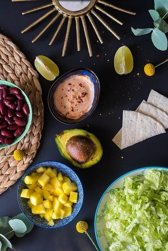 Tacos z pikantnym mango, awokado i czerwoną fasolą
