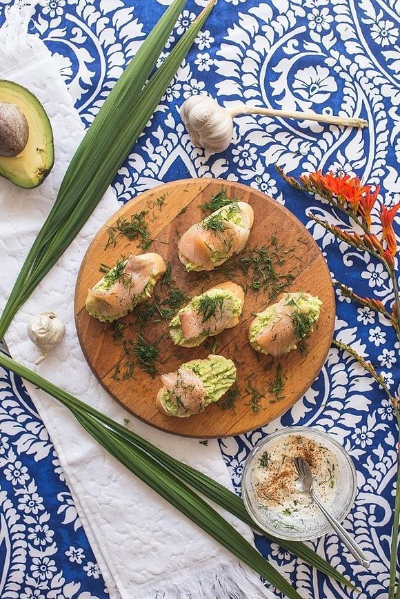 Chrupiące grzanki z bagietki z guacamole i wędzonym łososiem