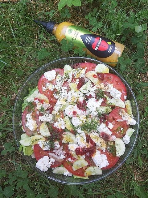 Lekka sałatka z fetą i sosem winegret