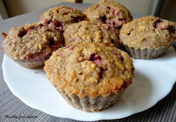 Muffinki owsiane z truskawkami i orzechami