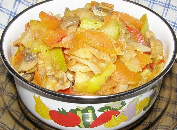 Pyszny gulasz warzywny z pieczarkami