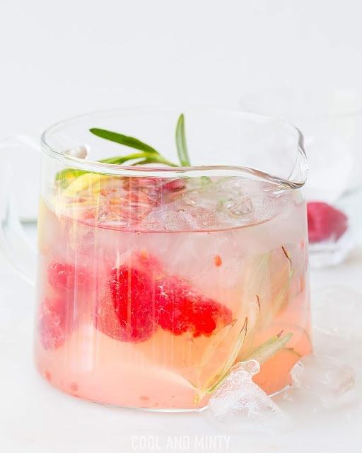 Lemoniada malinowa z rozmarynem