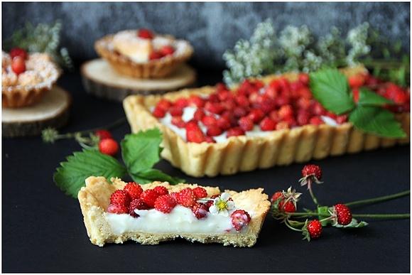 Tarta z domowym budyniem i poziomkami