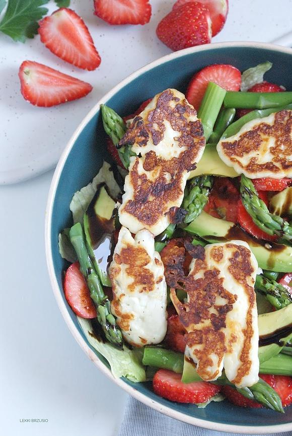 Sałatka z halloumi, szparagami i truskawkami