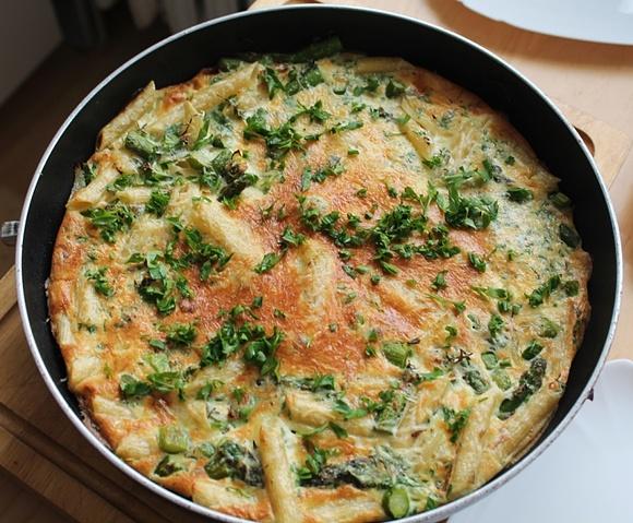 Frittata z makaronem i szparagami