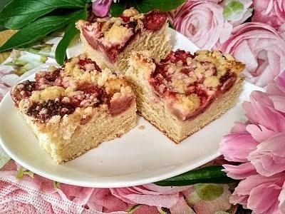 Drożdżowe ciasto z truskawkami i kruszonką