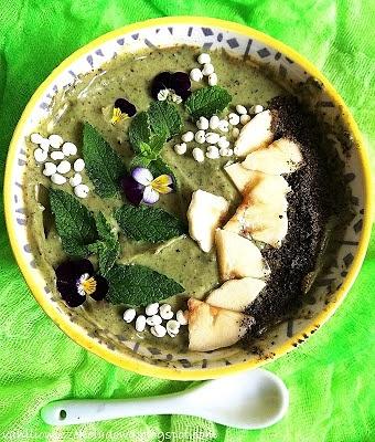 Green smoothie ze szpinakiem i mąką konopną