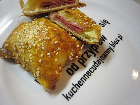 Poduszeczki z ciasta francuskiego z salami i serem