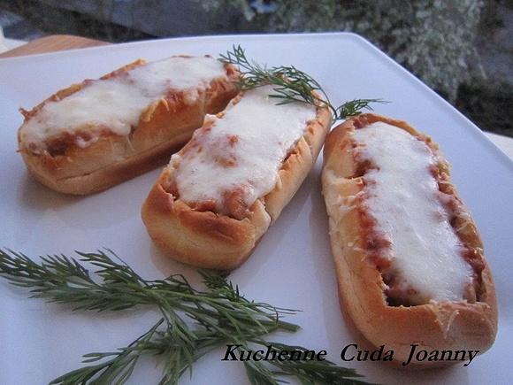 Maślane bułeczki nadziewane bolognese