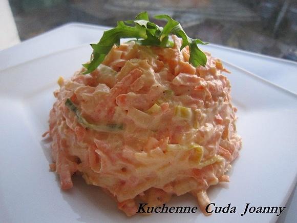 Surówka z marchewki, pora i jabłek