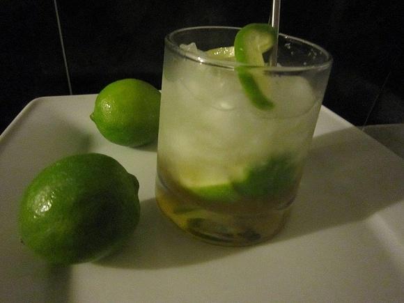 Caipirinha - tradycyjny drink na bazie rumu i limonki