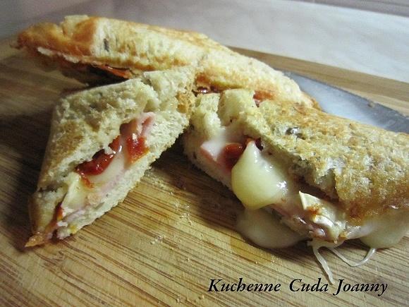 Sandwich z wędliną, suszonymi pomidorami i Brie