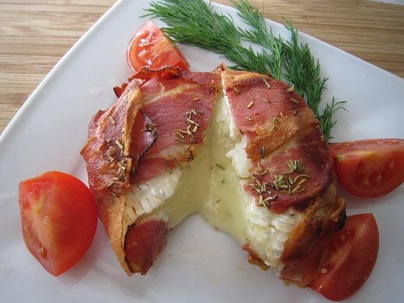 Camembert zapiekany w szynce szwarcwaldzkiej