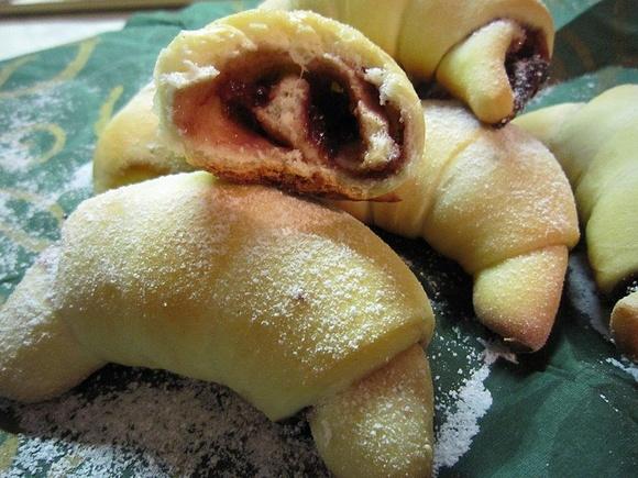 Rogaliki z Nutellą i śliwką