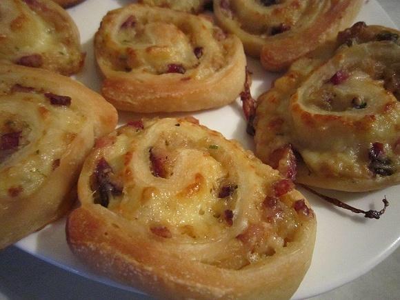 Pizzerinki carbonara – przepis na małe pizze z boczkiem i serem