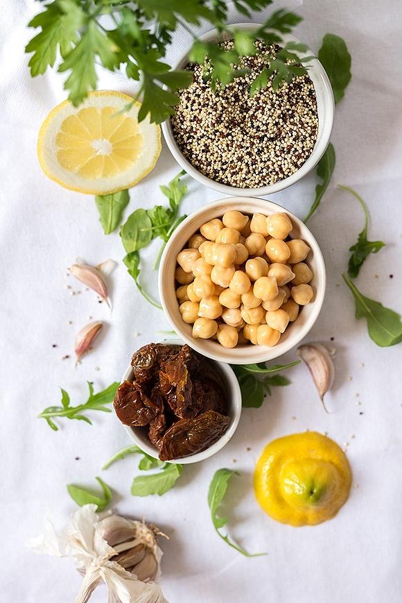 Sałatka z quinoa, ciecierzycą i rukolą dla alergików