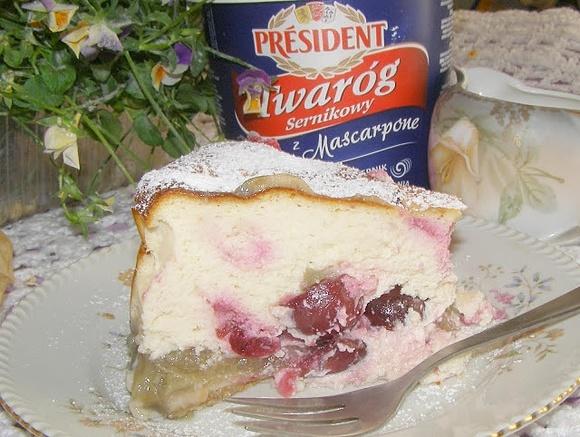 Sernik z czereśniami na rabarbarze kisielowym i herbatnikach